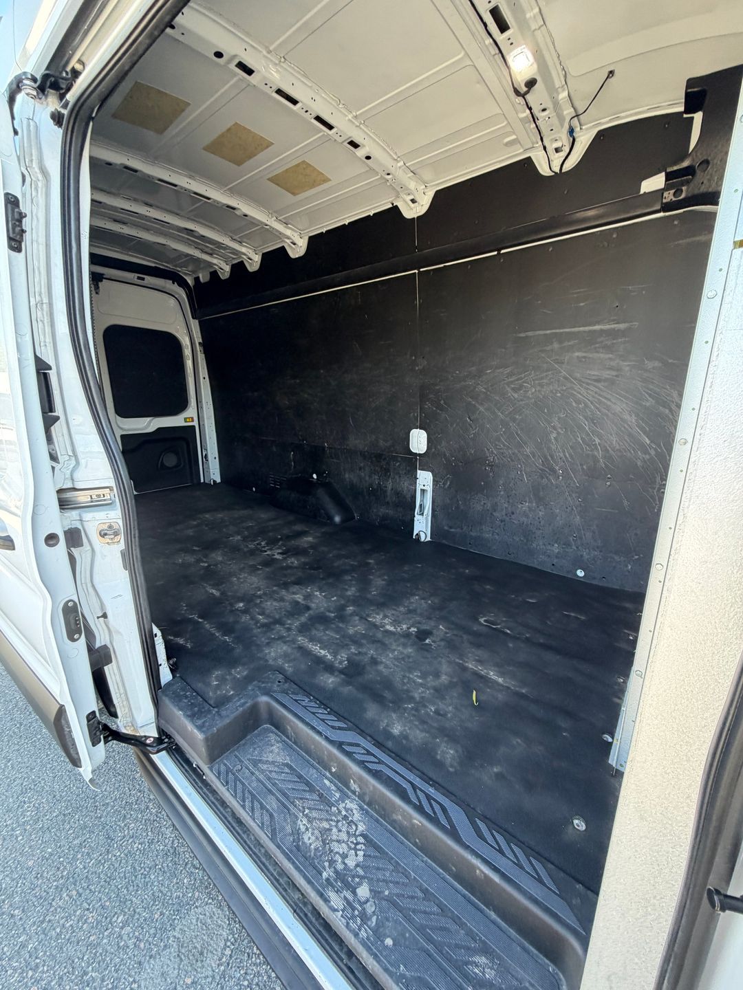 Ford Transit-250 Cargo Van 2023 - Image 9