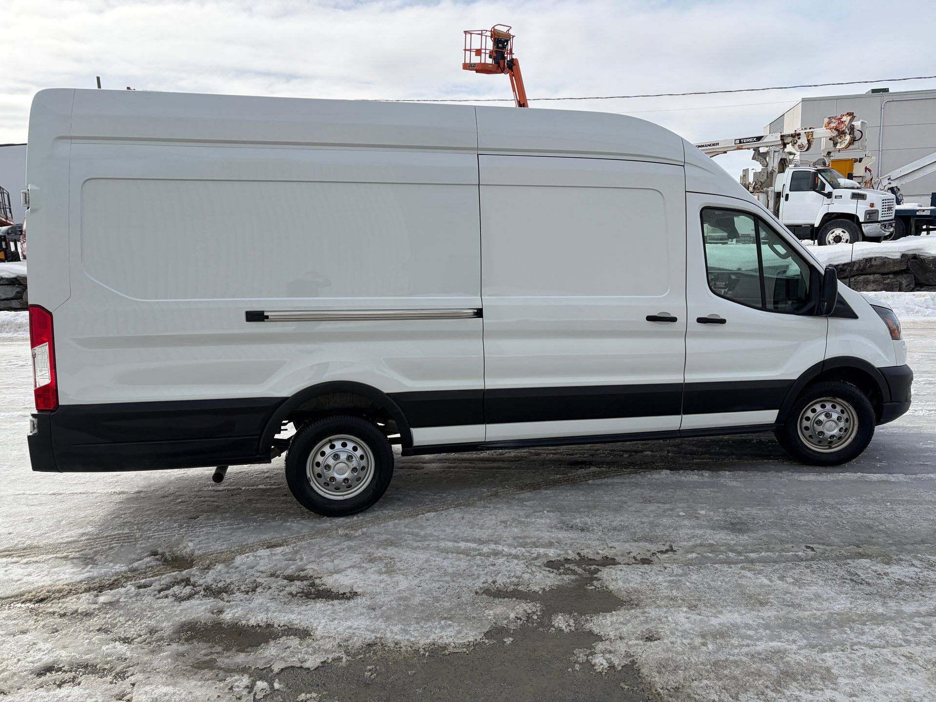 Ford Transit-250 Cargo Van 2022 - Image 9