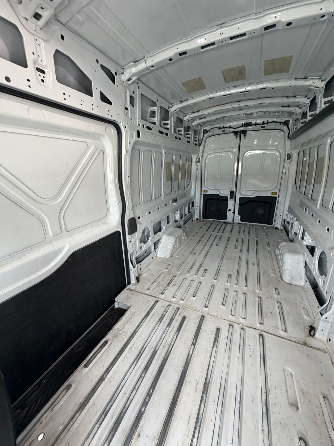 Ford Transit-250 Cargo Van 2022 - Image 4