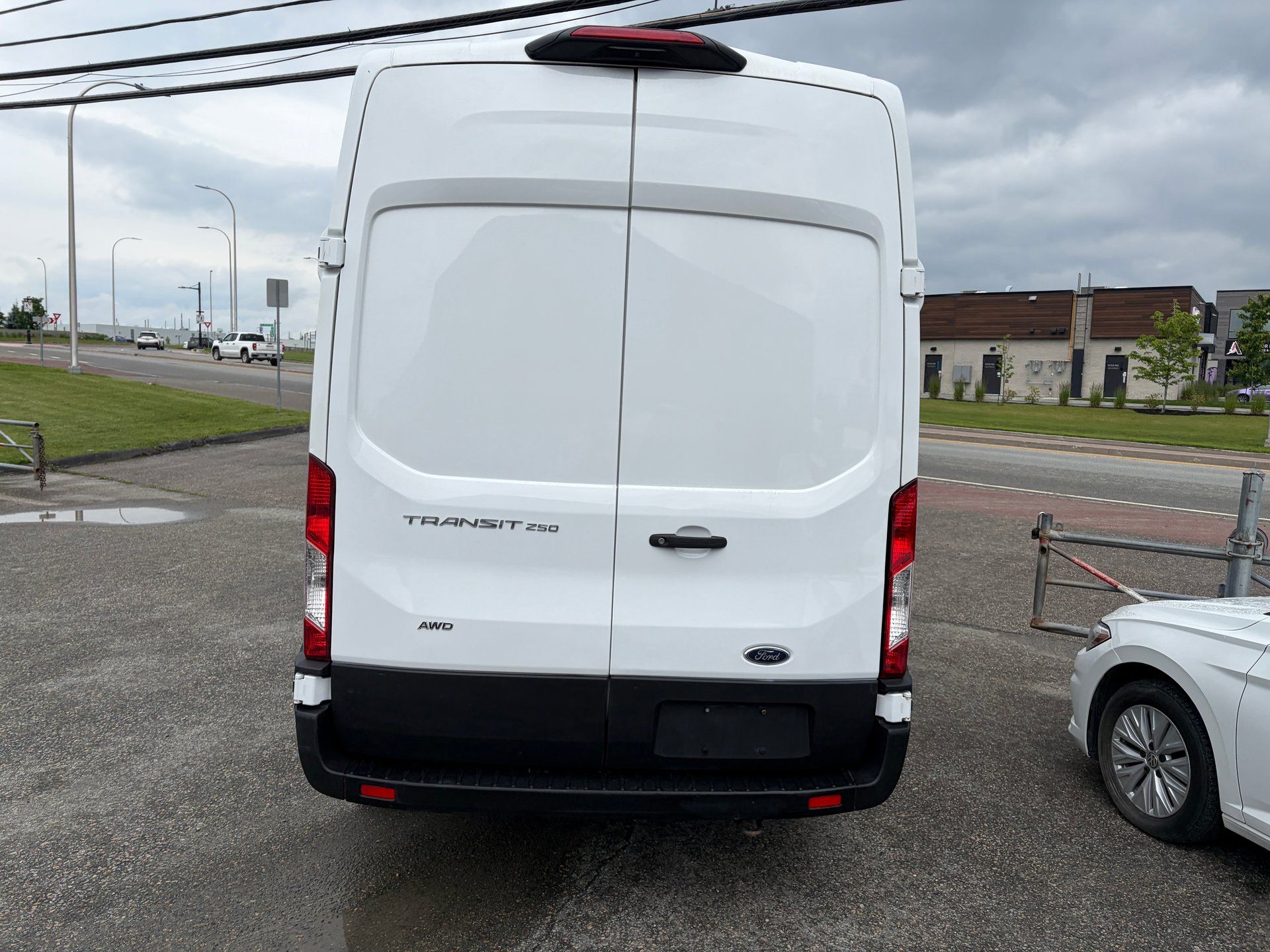 Ford Transit-250 Cargo Van 2022 - Image 4